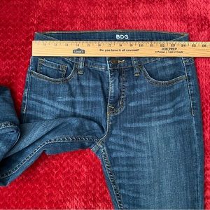 BDG TWIG MID RISE MEDIUM WASH SKINNY JEANS  SIZE 28W